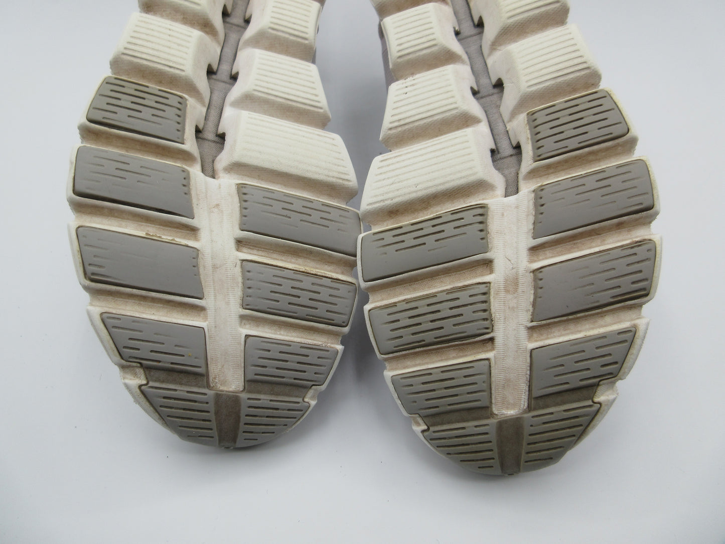 Used On Cloud 5 – Women’s Size 9